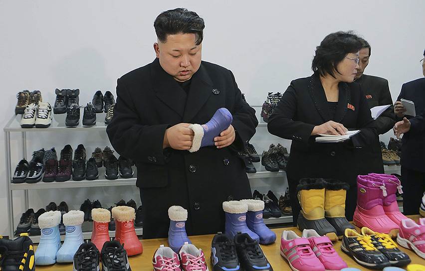 2015 год. Ким Чон Ын во время инспекции на обувной фабрике 