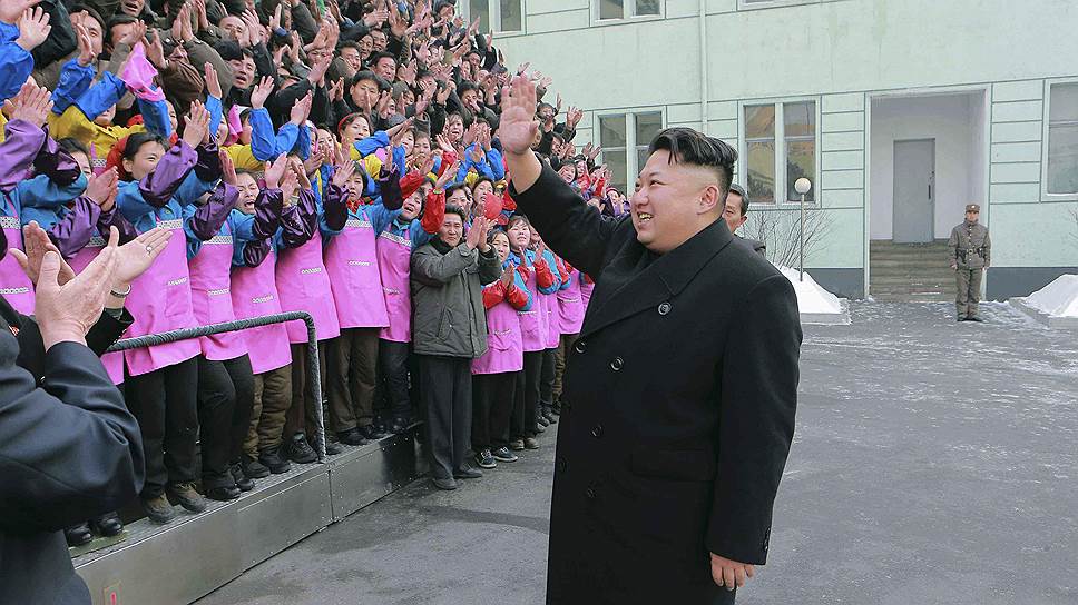 2015 год. Ким Чон Ын приветствует рабочих  во время проверки на обувной фабрике