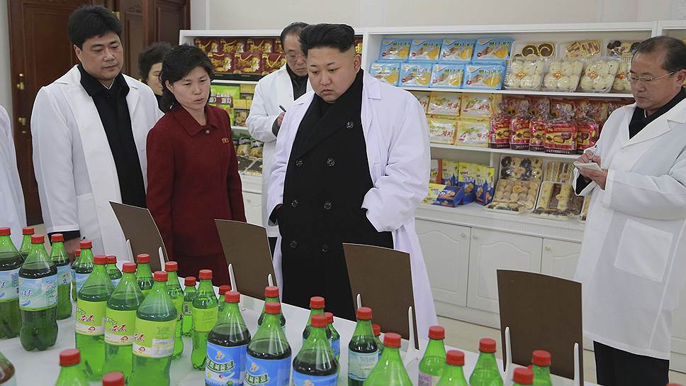 2015 год. Ким Чон Ын во время инспекции на фабрике по производству спортивного питания