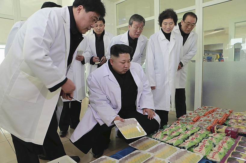 2015 год. Ким Чон Ын во время инспекции на фабрике по производству спортивного питания 