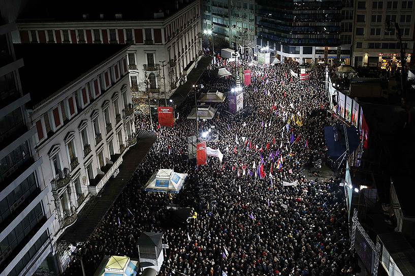 Афины, Греция. Сторонники Коалиции радикальных левых (СИРИЗА) слушают предвыборное выступление лидера партии Алексиса Ципраса 