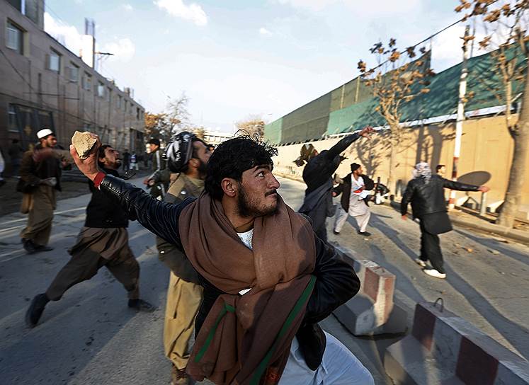 Кабул, Афганистан. Афганцы бросают камни в ходе массовой акции против карикатур на пророка Мухаммеда сатирического французского издания Charlie Hebdo