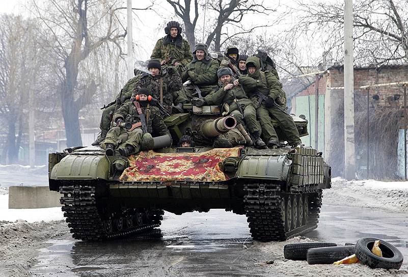 Донецк, Украина. Бойцы самопровозглашенной Донецкой народной республики на танке