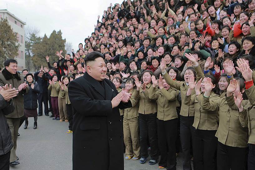 2014 год. Ким Чон Ын приветствует рабочих во время инспекции на текстильной фабрике
