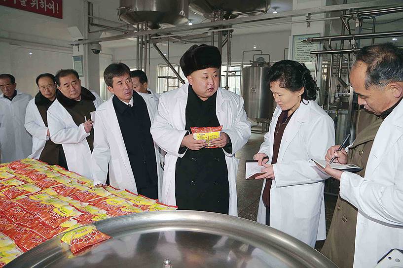 2014 год. Ким Чон Ын проверяет продукцию фабрики по производству детского питания