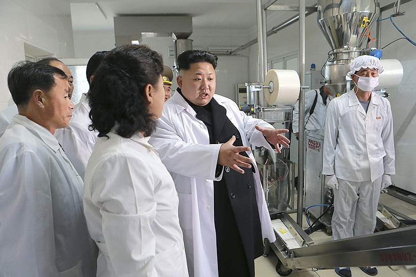 2014 год. Ким Чон Ын во время инспекции на фабрике по переработке продуктов