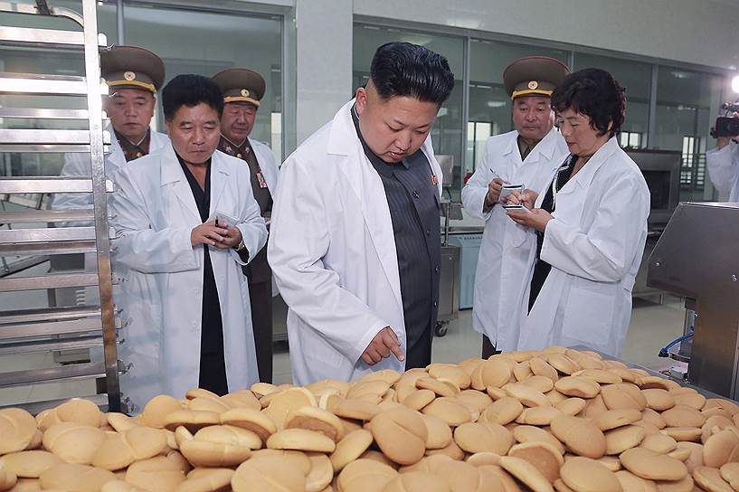 2014 год. Ким Чон Ын проверяет качество кондитерских изделий