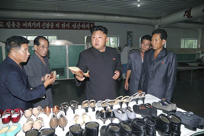 2014 год.  Ким Чон Ын во время инспекции на обувной фабрике 