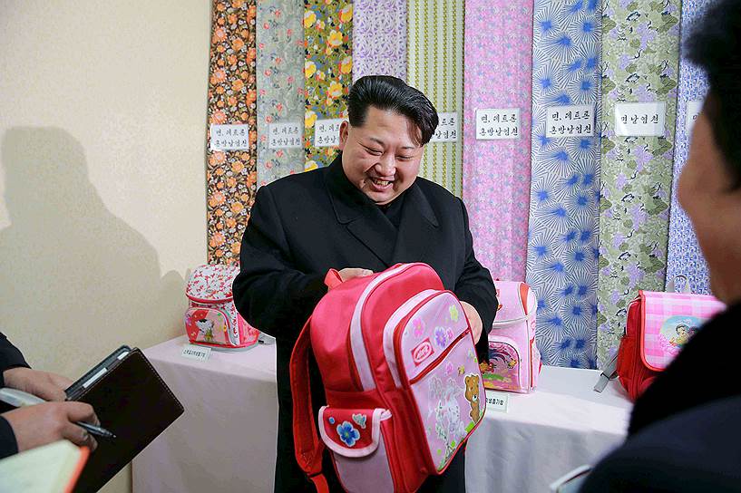 2016 год. Ким Чон Ын во время визита на текстильную фабрику имени Ким Чон Сук 