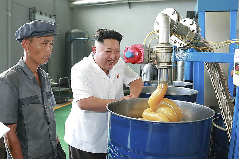 2014 год. Ким Чон Ын посетил завод по производству смазочных веществ в Чхонджи