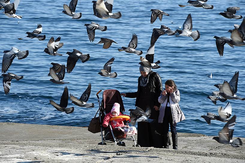 Алушта, республика Крым. Женщина с детьми на набережной города