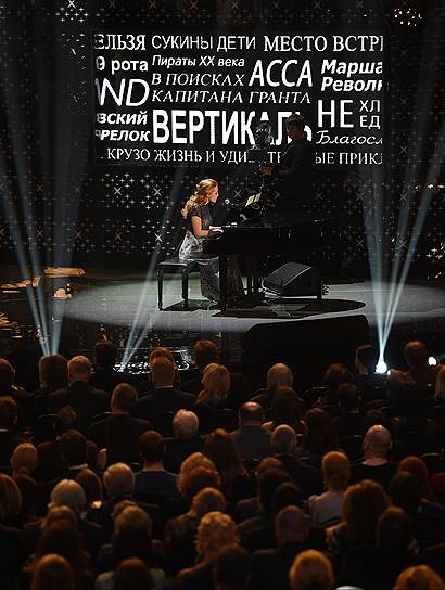 Победителя в этой номинации объявляла актриса Аглая Шиловская, сидя за роялем