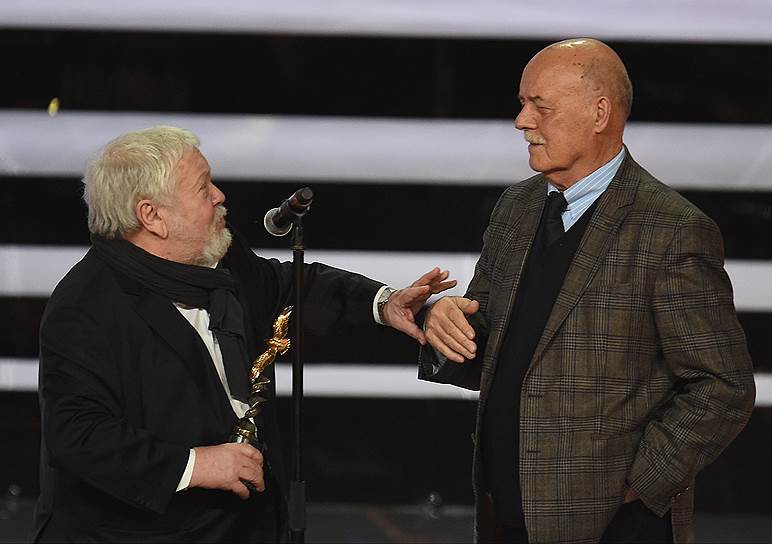 Режиссер Владимир Соловьев вручил награду Станиславу Говорухину (справа), для которого нашелся почетный приз «за вклад в развитие кинематографа»