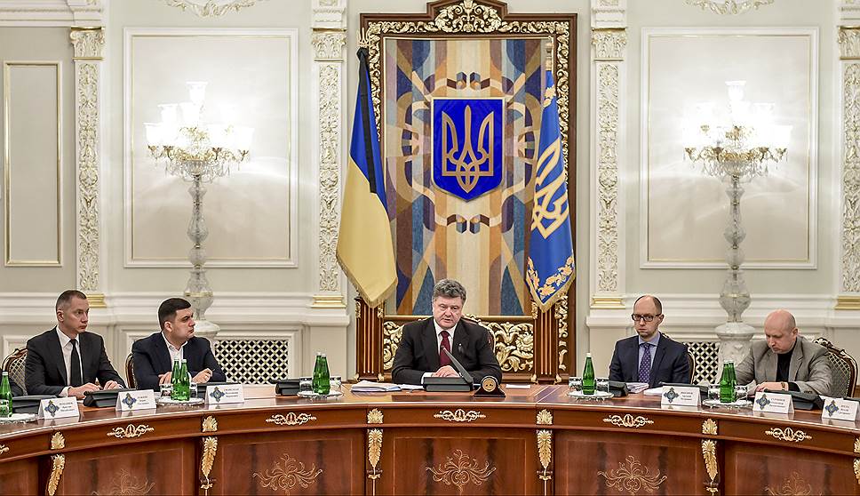 Президент Украины Петр Порошенко ( в центре) на экстренном заседании СНБО Украины.