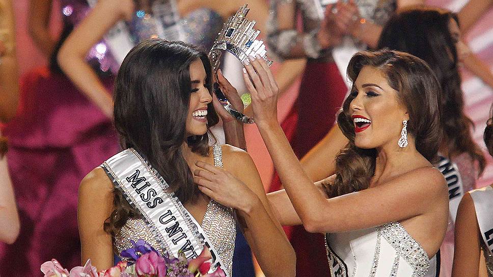 «Мисс Вселенная» Паулина Вега (слева), представляющая Колумбию, прошлогодняя победительница конкурса Габриэла Ислер из Венесуэлы