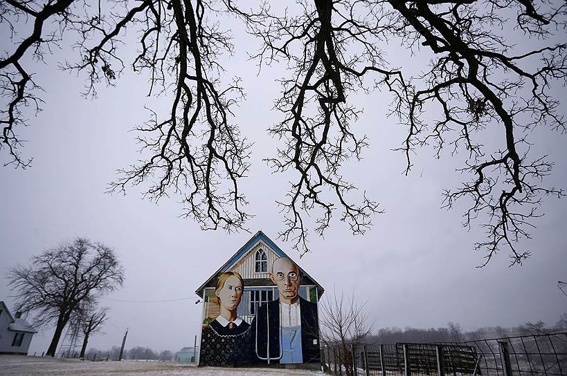 Маунт-Вернон, штат Айова, США. Хозяйственное строение на одной из местных ферм украсили репродукцией знаменитой картины Гранта Вуда «Американская готика»