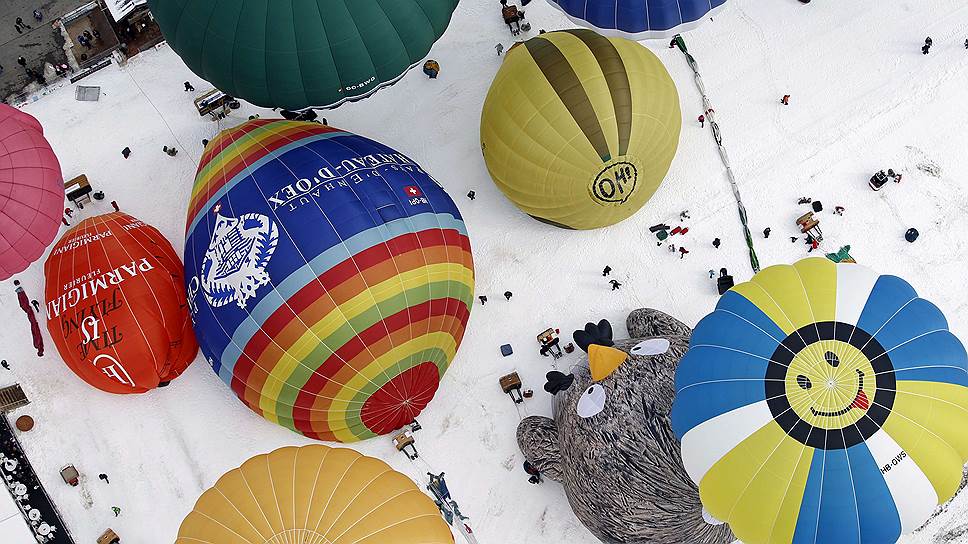 Шато-д&#39;О, Швейцария. Вид сверху на площадку проведения 37-ой международной недели воздушных шаров
