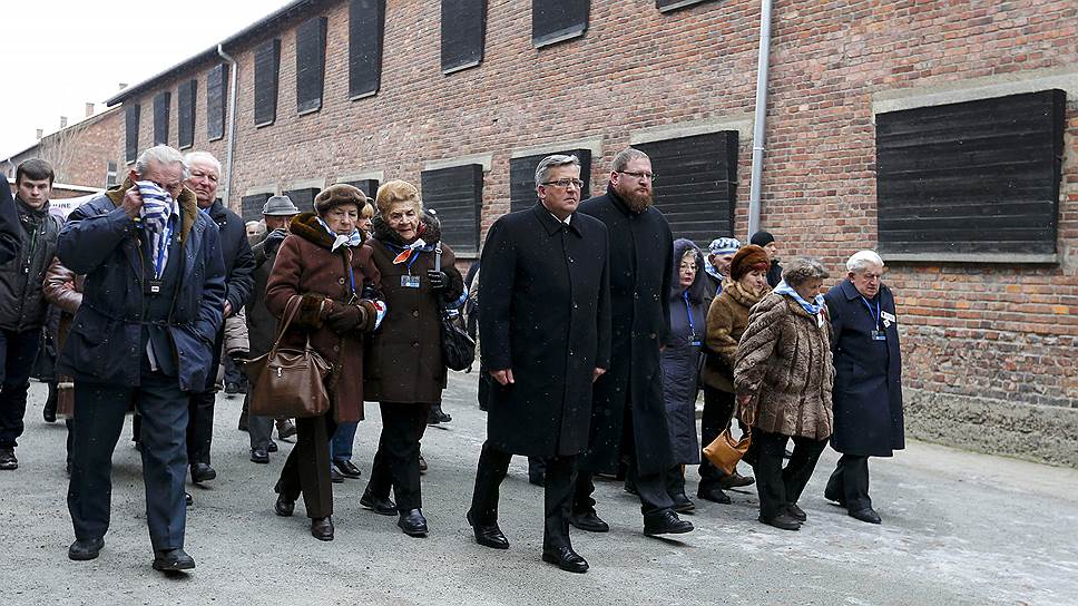 Президент Польши Бронислав Коморовский и бывшие узники лагеря   в день 70-й годовщины освобождения советскими войсками узников Освенцима
