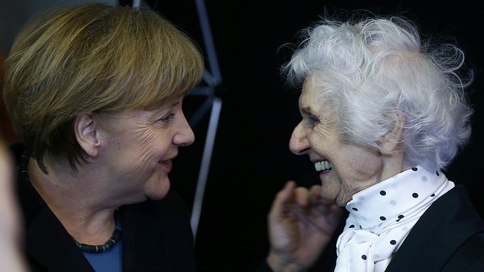 Канцлер Германии Ангела Меркель и бывшая узница лагеря Ева Фахиди