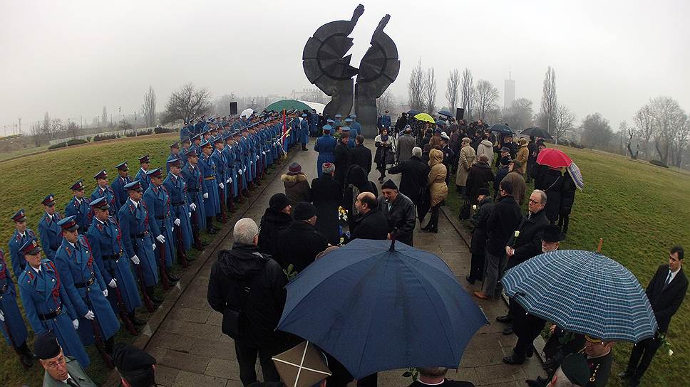 Памятные мероприятия у монумента жертвам Холокоста в Саймиште — лагере близ Белграда, Хорватия 