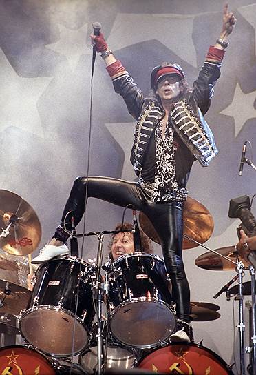 В 1989 году цвет глэм-метала десантировался в Москве  на «Фестивале мира» в Лужниках.  Советские поклонники лучше всего реагировали на Scorpions (на фото) и Оззи Осборна, но настоящими хедлайнерами по мировым меркам были, бесспорно, Bon Jovi