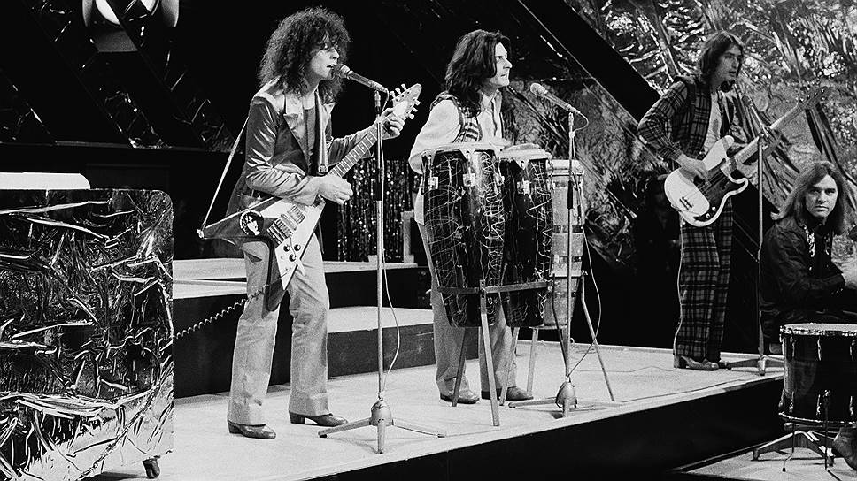История британского глэм-рока ведет свой отсчет от первого появления Марка Болана и музыкантов группы T.Rex (на фото) с песней «Hot Love» в гриме, блестках и одеждах из атласа в шоу Top Of The Pops 11 марта 1971 года. С «Hot Love» T.Rex впервые возглавили британский чарт