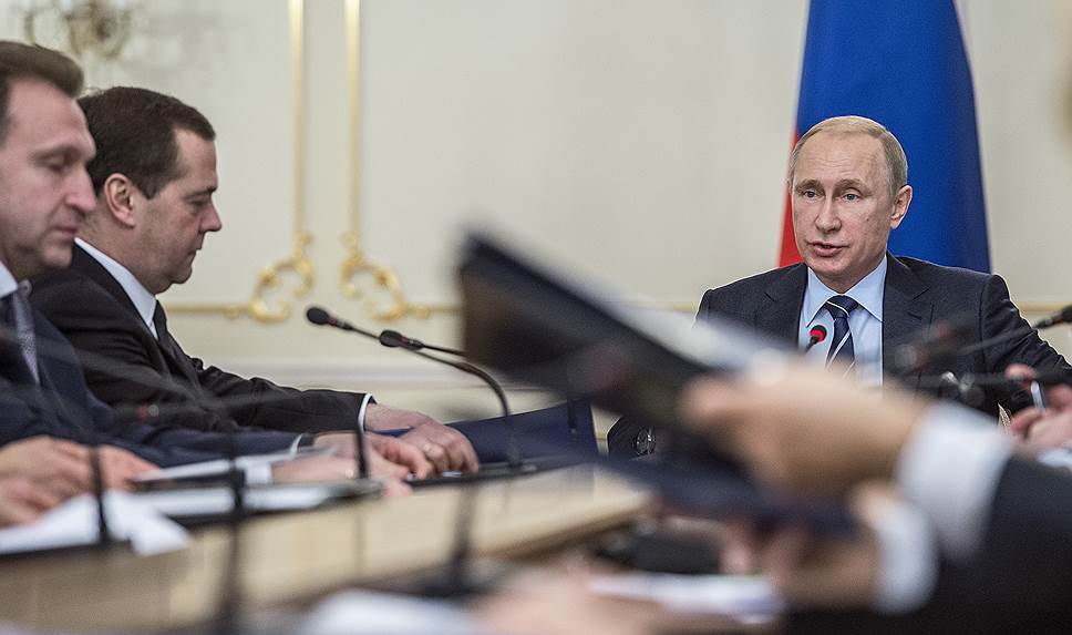 Слева направо: первый вице-премьер Игорь Шувалов, премьер-министр России Дмитрий Медведев  на совещании президента России Владимира Путина