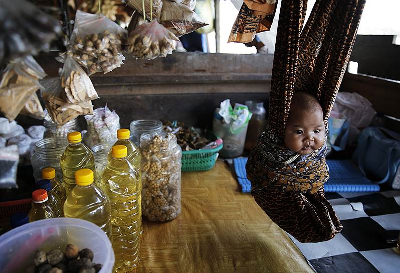 Пангкалан-Бун, Индонезия. Ребенок в специальном «гамаке» на городском рынке