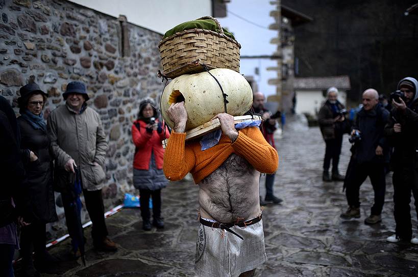 Субьета, Испания. Мужчина с тыквой на голове во время карнавала