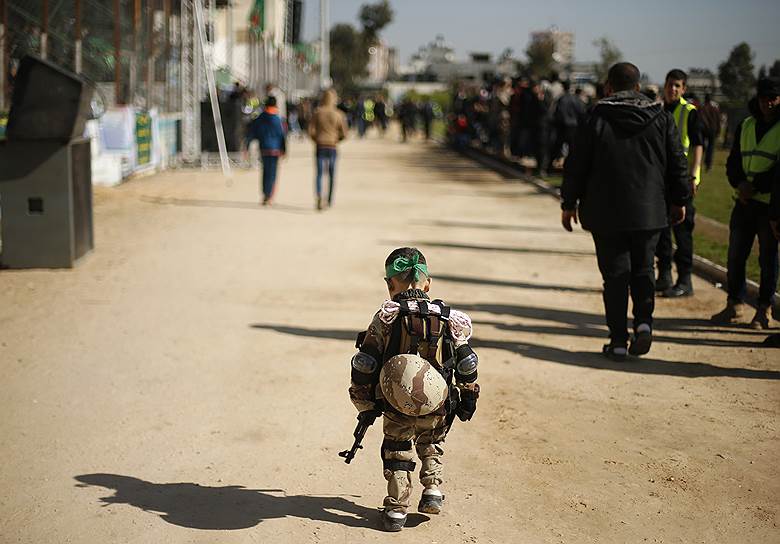 Газа, Палестина. Палестинский мальчик в одном из лагерей ХАМАС