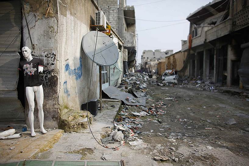 Кобани, Сирия. Манекен на фоне здания, поврежденного после серии бомбардировок