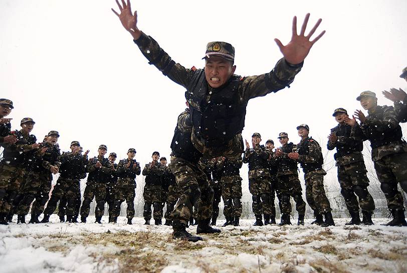Нанкин, провинция Цзянсу, Китай. Тренировка китайских полицейских во время военных сборов
