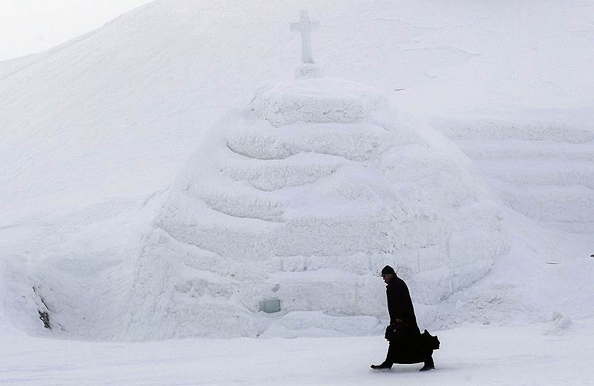 Горы Фэгэраш, Румыния. Священник на открытии церкви, полностью сделанной изо льда