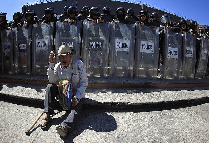 Чилпансинго, Мексика. Участник акции протеста коренных народов