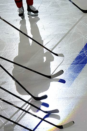 В Сочи пали два рекорда КХЛ — в конкурсе на меткость впервые в истории лиги защитник «Атланта» Мэтт Гилрой поразил шайбой четыре мишени-тарелки с четырех выстрелов. Еще один рекорд КХЛ установил нападающий «Торпедо» канадец польского происхождения Войцех Вольски, пробежав круг в хоккейной коробке за 13,178 секунды
