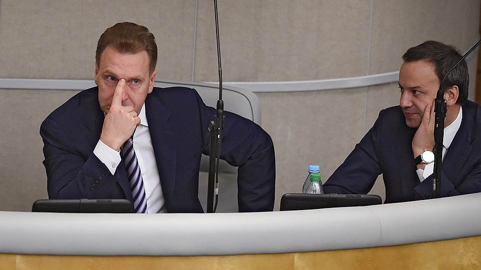 Первый заместитель председателя правительства России Игорь Шувалов (слева) и заместитель председателя правительства России Аркадий Дворкович 