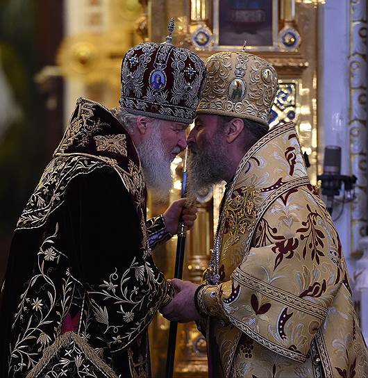 Патриарх Московский и Всея Руси Кирилл (слева)