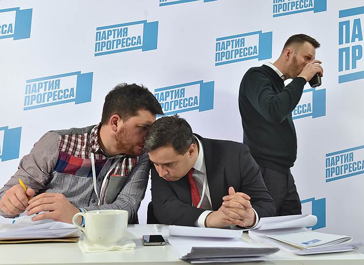 Председатель Партии прогресса Алексей Навальный (справа) и секретарь партии Дмитрий Крайнев (в центре)