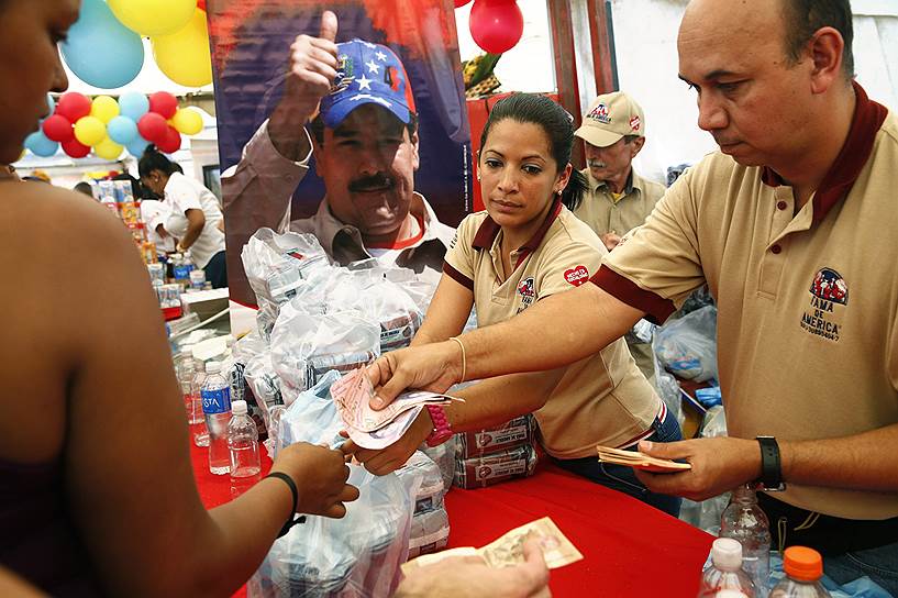 Владельцы крупной розничной сети в Венесуэле арестованы за вредительство. По словам президента страны Николаса Мадуро, они умышленно создавали очереди в магазинах, тем самым провоцируя народное недовольство