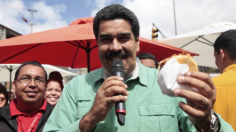 Главными виновниками этого президент Мадуро (на фото) называет сочувствующих капиталистам предпринимателей, спекулянтов и контрабандистов, которые по субсидируемым ценам закупают в Венесуэле товары и вывозят их в соседнюю Колумбию