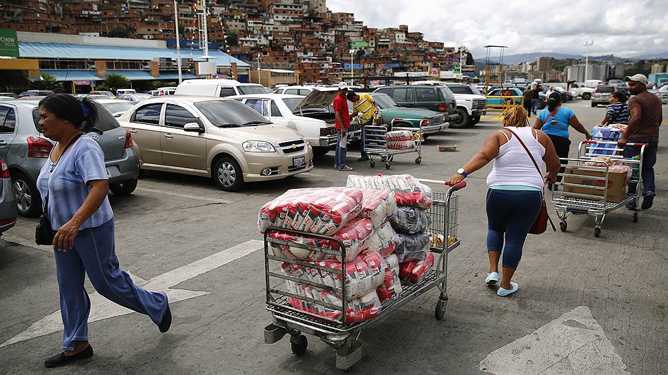 Кроме того, протестующие выразили недовольство высокой инфляцией, преступностью и длинными очередями. Венесуэльская оппозиция обвиняет во всем этом политику, начатую 16 лет назад Уго Чавесом и продолжаемую его верным соратником Николасом Мадуро
