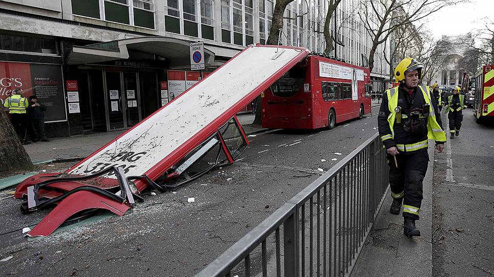 Лондон, Великобритания. Двухэтажный автобус остался без крыши после столкновения с деревом. В аварии пострадали 5 человек, двое из которых были доставлены в больницу