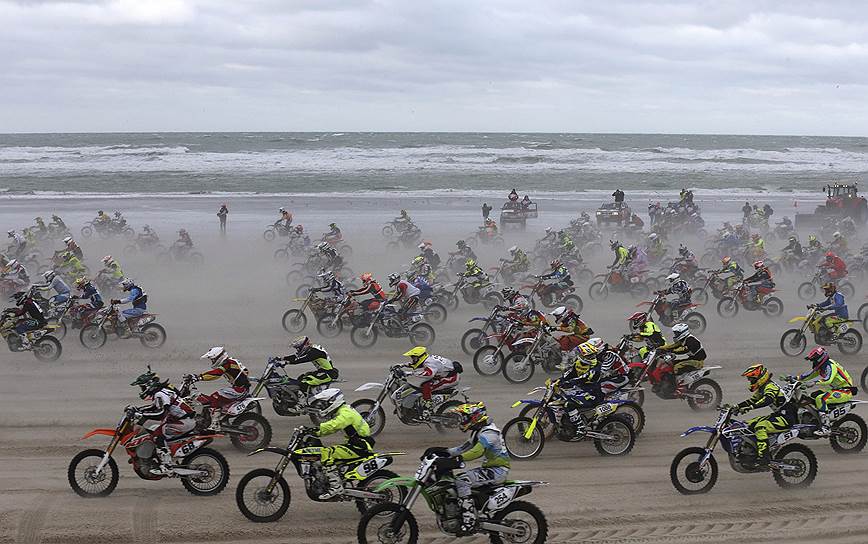 Ле-Туке-Пари-Плаж, Франция. Старт гонки «Enduropale» на мотоциклах класса эндуро