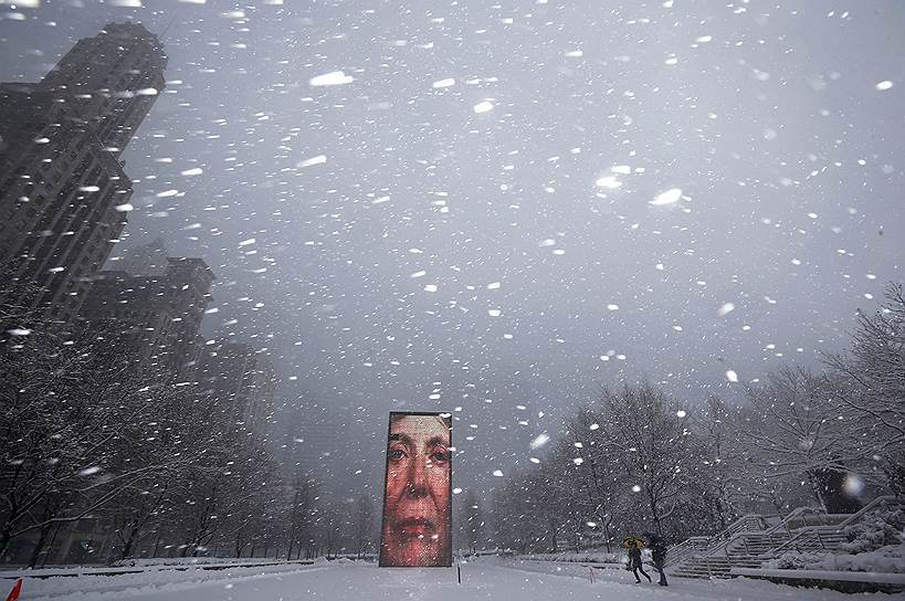 Чикаго, США. Вид на «Коронный фонтан» во время снежной бури
