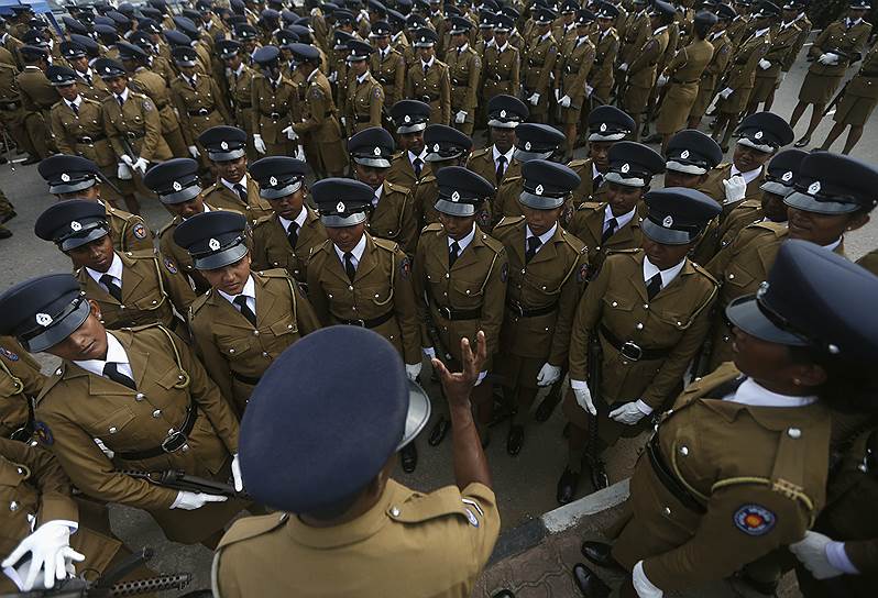 Коломбо, Шри-Ланка. Женщины-полицейские проходят инструктаж перед репетицией парада в честь Дня независимости страны