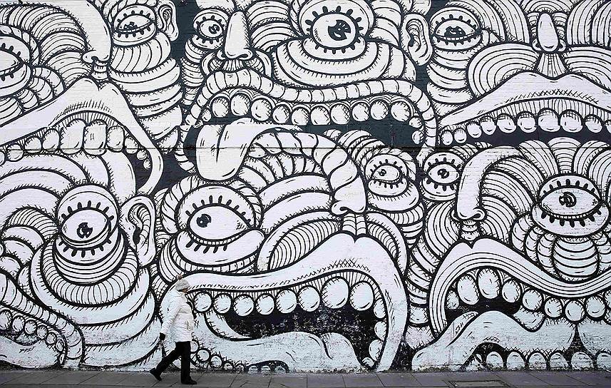 Лондон, Великобритания. Граффити шведской художницы Амары Пор Диос на стене в районе Шордич
