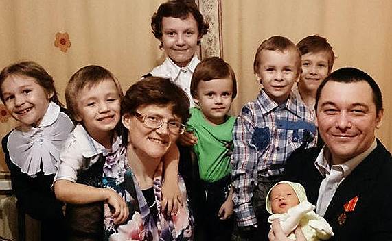Подозреваемая в госизмене Светлана Давыдова с детьми и мужем