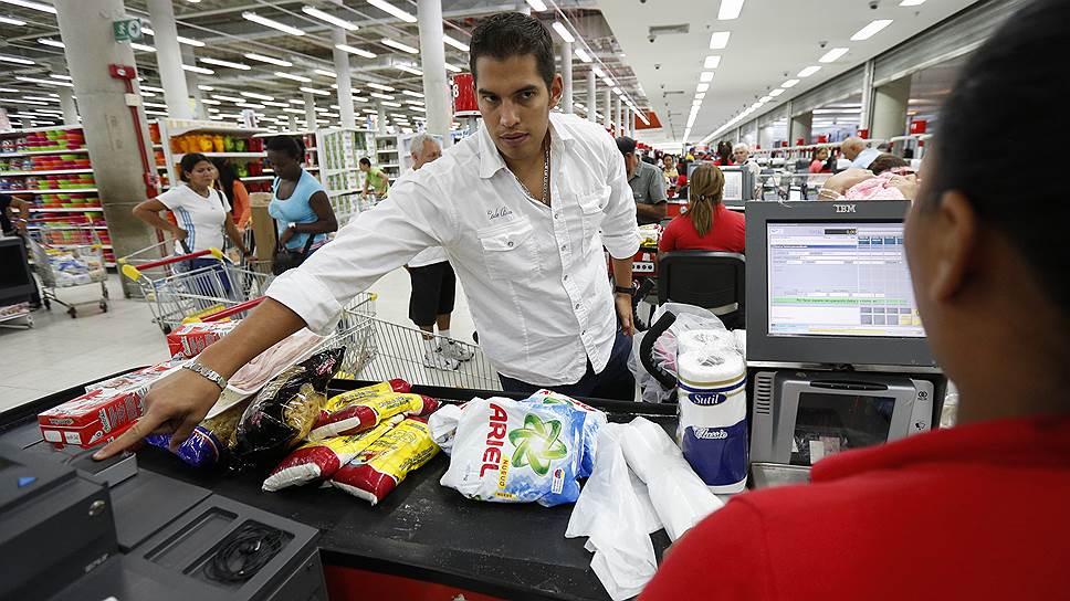 В августе 2014 года президент Венесуэлы Николас Мадуро объявил о планах установки в продовольственных магазинах страны сканеров для считывания отпечатков пальцев покупателей. По мнению руководства государства, это должно остановить спекулянтов, которые скупают продукты и продают их с прибылью в соседних странах, а полки венесуэльских магазинов остаются пустыми
