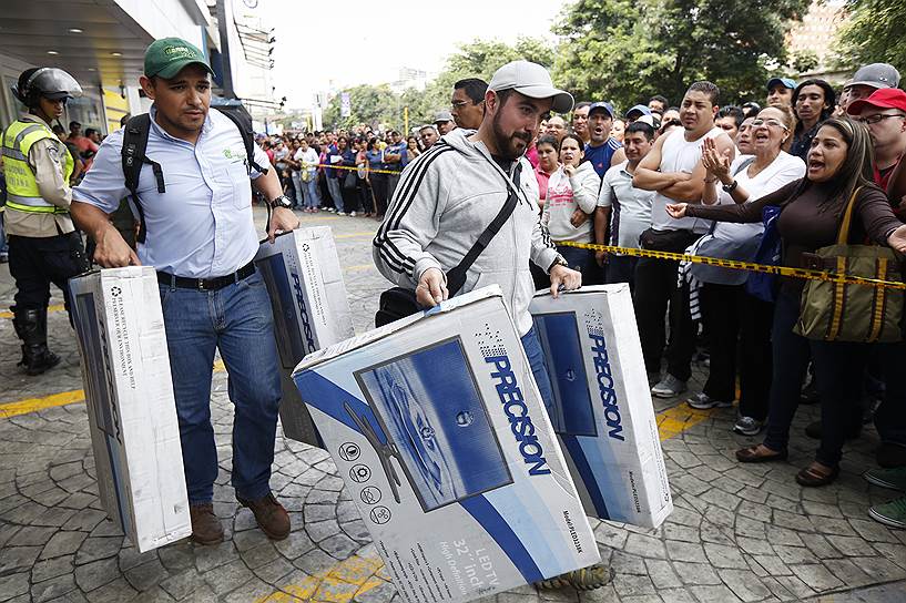 В прошлом месяце Мадуро призвал Национальное собрание начать расследование «экономической войны, которая ведется против социалистического правительства». По его словам, как минимум четыре сети супермаркетов накапливают товары на складах либо контрабандно вывозят их из страны. «Те, кто использует свои магазины во вред народу, понесут наказание»,— заявил президент