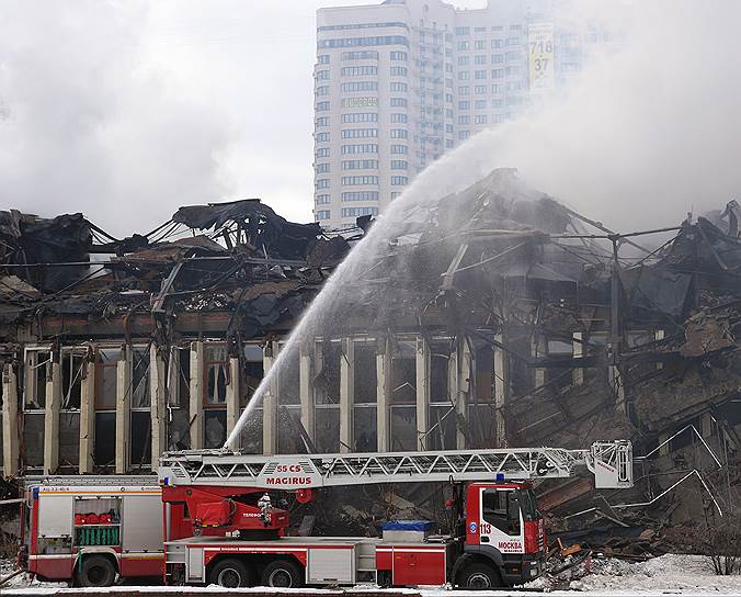 Директор ИНИОН Юрий Пивоваров сообщил “Ъ”, что, по предварительным данным пожарных, огонь разрушил часть третьего этажа здания, где были расположены большой ряд специализированных читальных залов, а также научные отделы сотрудников
